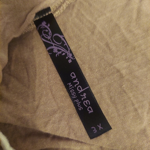 💥3/$25💥 Andrea Missy Plus Taupe and White Ruffle Shirt Top Blouse size 3x - Picture 3 of 3